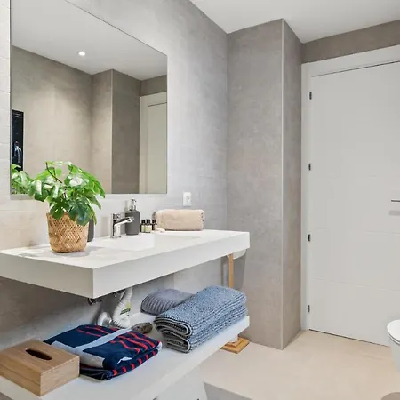 Large In Playas Del Duque 公寓