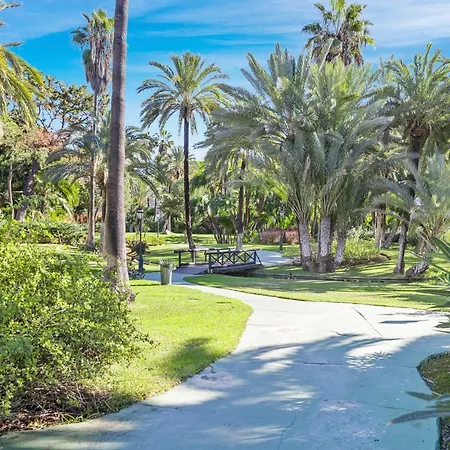 Large In Playas Del Duque Апартаменты *