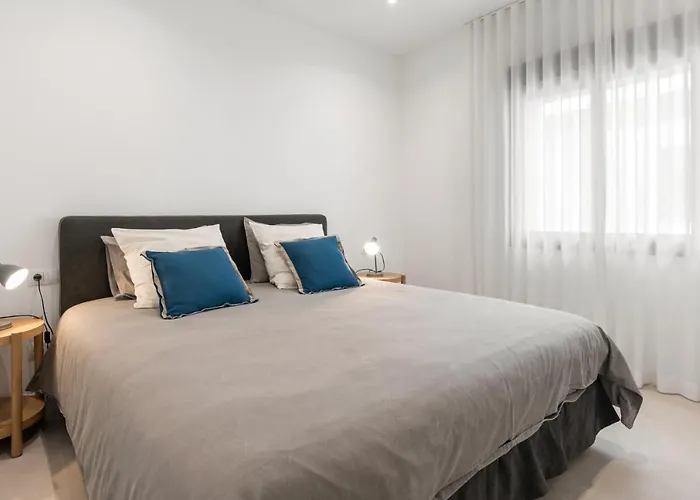 Large In Playas Del Duque Appartement *